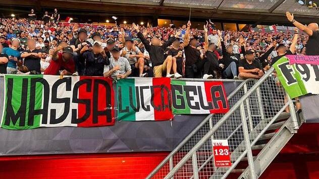 Alcuni ultras presenti allo stadio di Enschede (Foto Tifo Toscano)