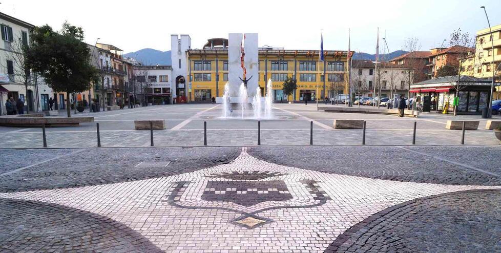 Nella foto piazza Risorgimento a Quarrata dove giovedì sera il giovane olestatore è stato bloccato dai carabinieri