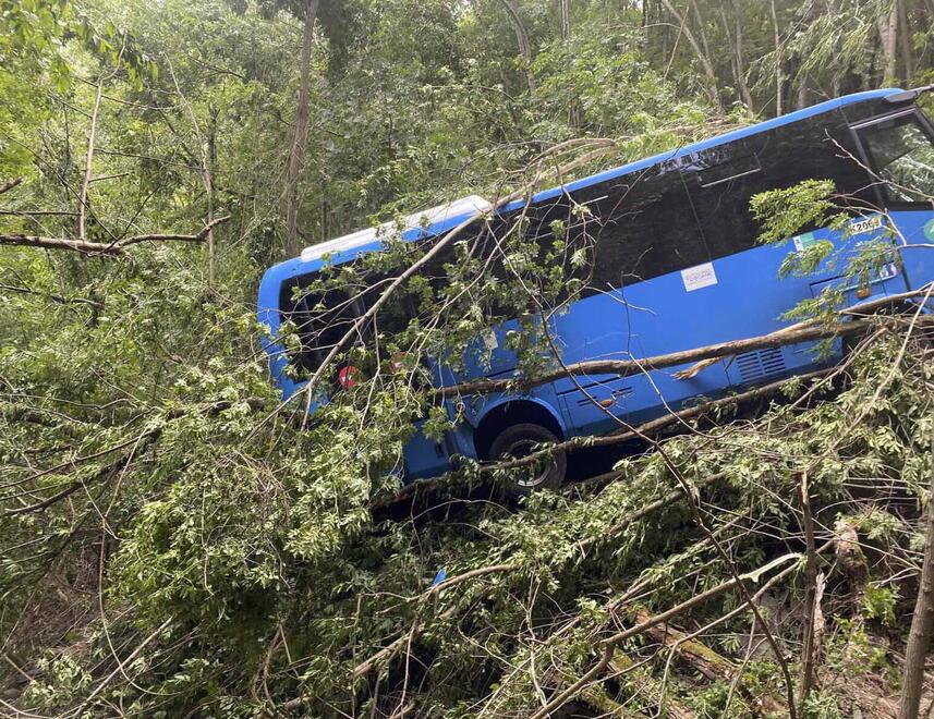 Il bus di Autolinee Toscane in fondo alla scarpata