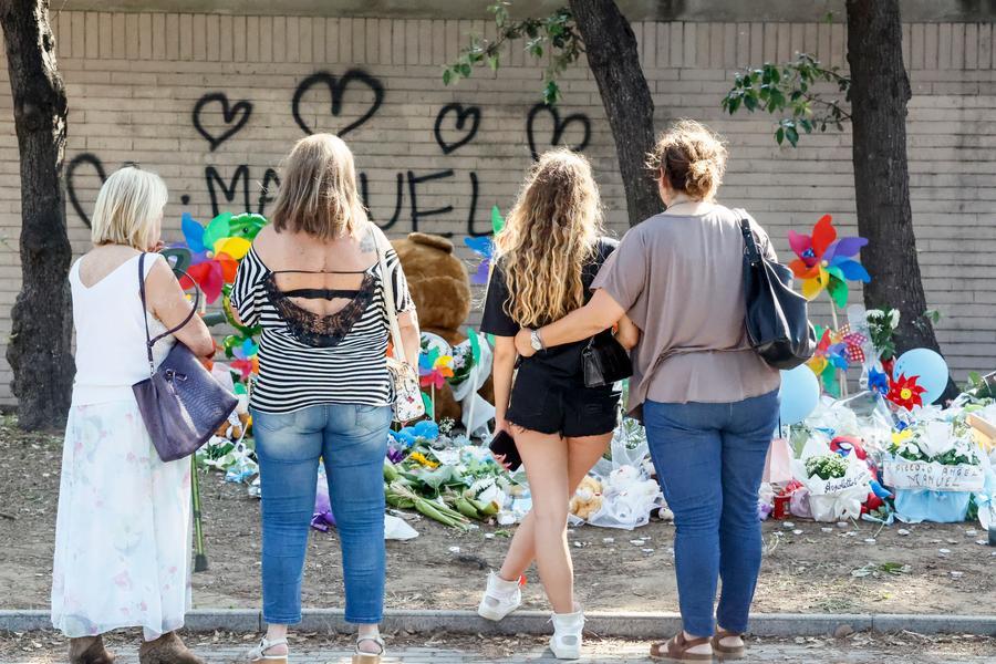 
	Fiori nel punto dove &egrave; morto il piccolo Manuel

