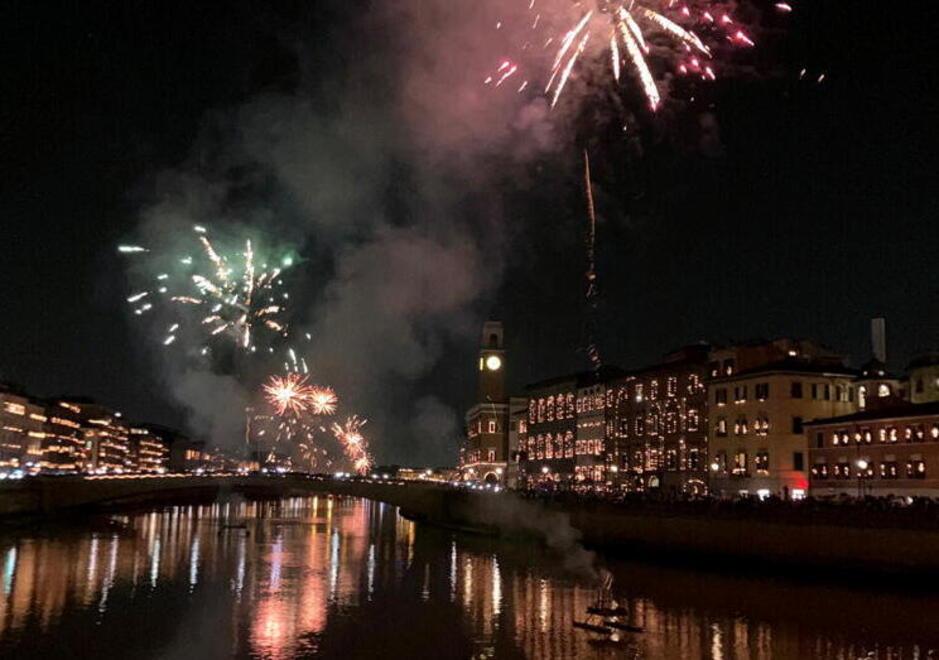 Un momento dei fuochi d’artificio che venerdì sera hanno salutato San Ranieri nell’ambito della Luminara (foto Teta/Muzzi)