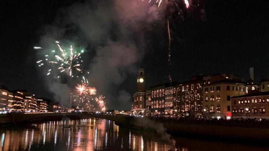 Un momento dei fuochi d’artificio che venerdì sera hanno salutato San Ranieri nell’ambito della Luminara (foto Teta/Muzzi)