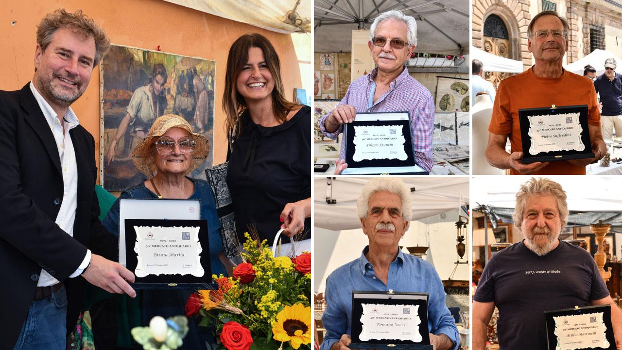 A sinistra la consegna della targa a Bruna Marlia l’operatrice presente da più tempo al mercato lucchese A destra in ordine: Filippo Franchi, Pietro Suffredini, Attilio Martinelli e Romano Vecci (Foto Sernacchioli)