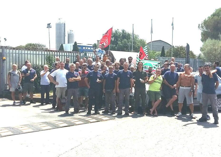 Una manifestazione ai cancelli della Pro-gest (foto archivio)