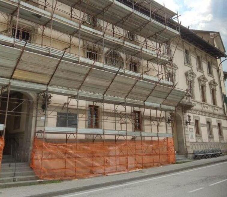 Il palazzo comunale con i lavori