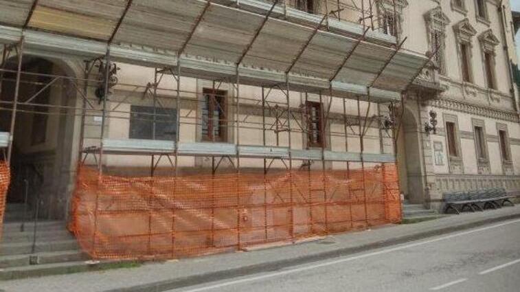 Il palazzo comunale con i lavori