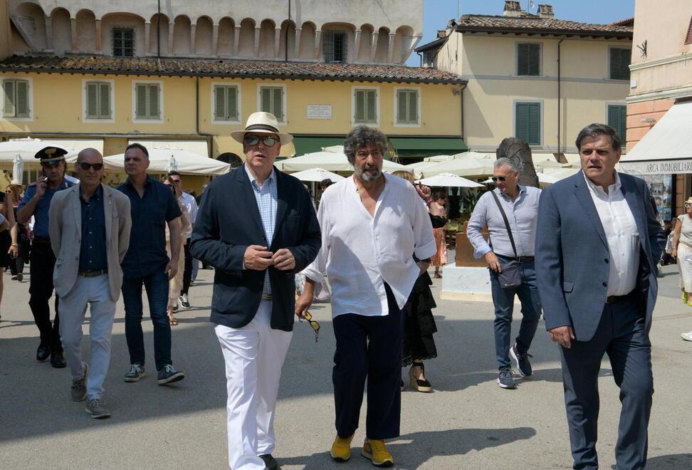 Un momento della passeggiata del principe Alberto a Pietrasanta con Bezzina e il sindaco (fotoservizio Paglianti)