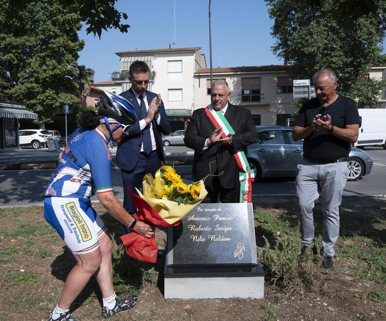 Il momento in cui è stata  scoperta la targa (foto Agenzia Bf)