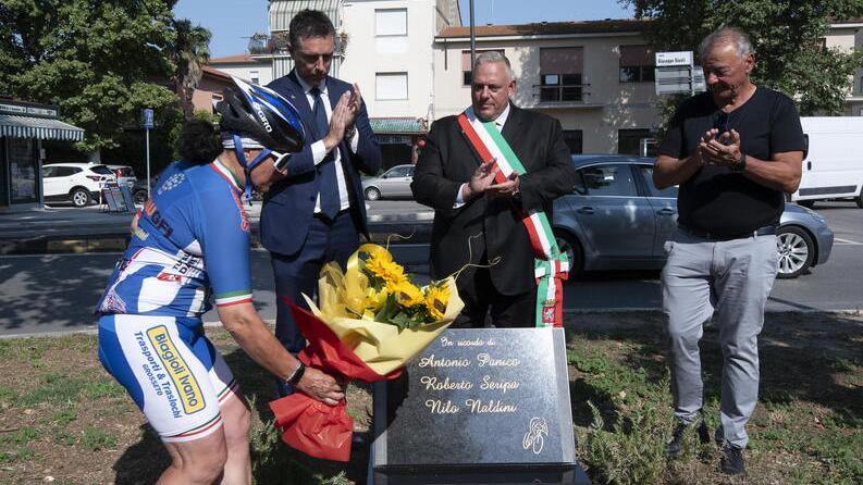Il momento in cui è stata scoperta la targa (foto Agenzia Bf)
