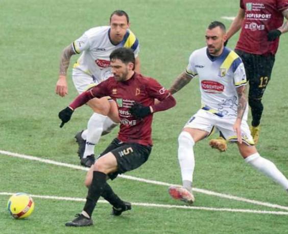 
	Peli in azione con la maglia del Pontedera (Silvi)

