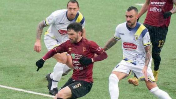 Peli in azione con la maglia del Pontedera (Silvi)