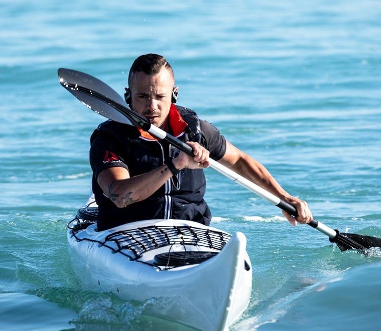 Alessandro Gattafoni a bordo del suo kayak (foto Mario Barboni)
