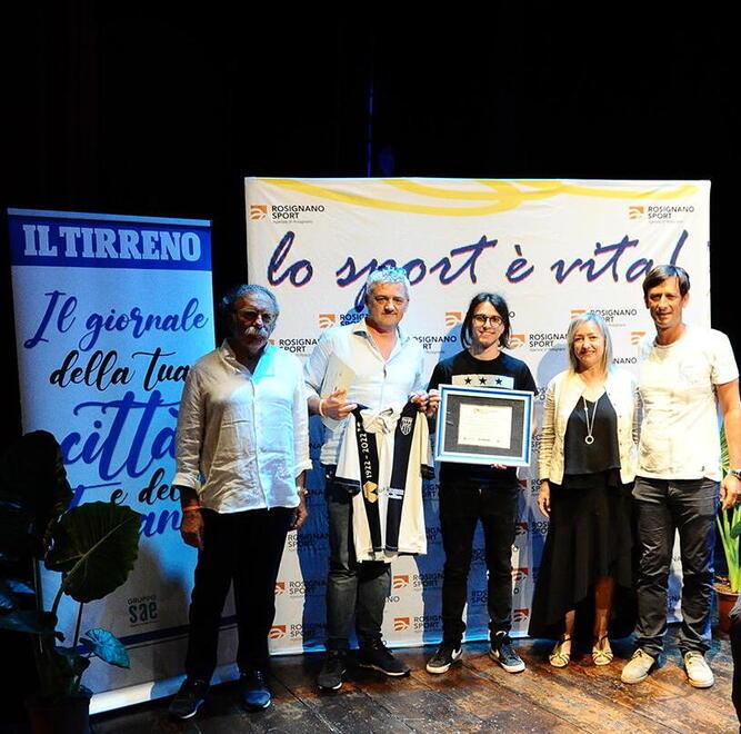 Sa sinistra Tei, responsabile del settore giovanile, il presidente del Rosignano calcio 1922, Nelli, il giocatore Signorello la giornalista Meini, capocronista del Tirreno e l’allenatore Cappannari (Foto Falorni/Silvi)