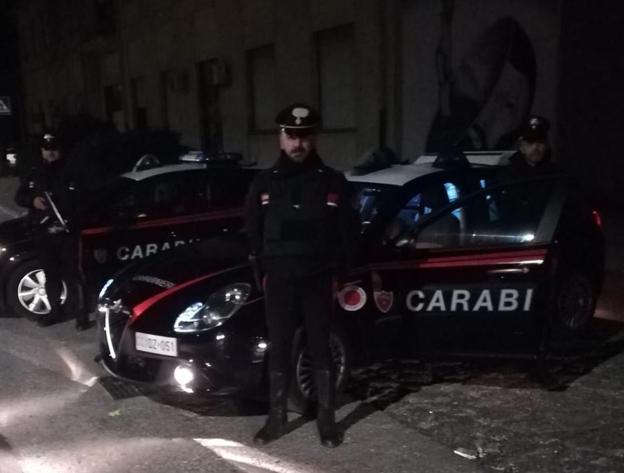 Spray urticante e taser per bloccare un 30enne che disturbava i passanti in centro a Cagliari