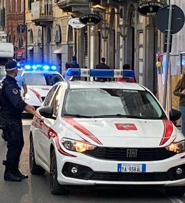 Pisa, il cliente avvisa il pusher su WhatsApp: «Hai un agente fermo davanti»<br>
