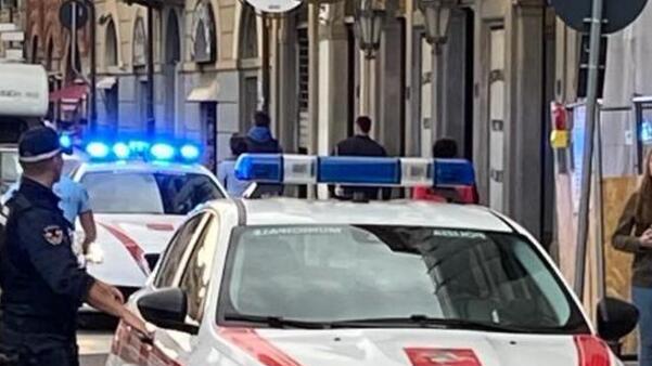 Pisa, il cliente avvisa il pusher su WhatsApp: «Hai un agente fermo davanti»<br>