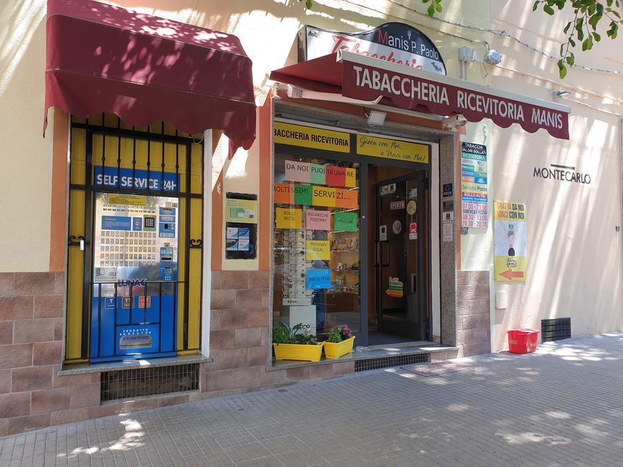 
	La tabaccheria presa di mira dal rapinatore in corso Trinit&agrave; <em>(foto Ivan Nuvoli)</em>

