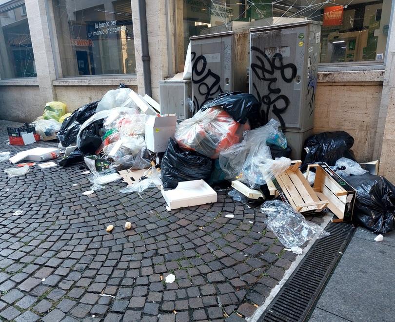 Discarica a cielo aperto, rifiuti abbandonati in centro a Ferrara