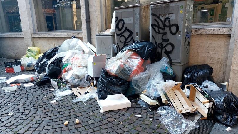 Discarica a cielo aperto, rifiuti abbandonati in centro a Ferrara