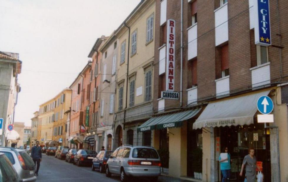 L’hotel è fuori norma ma i profughi restano 