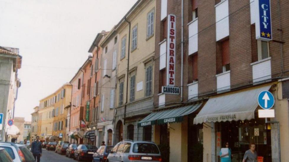 L’hotel è fuori norma ma i profughi restano