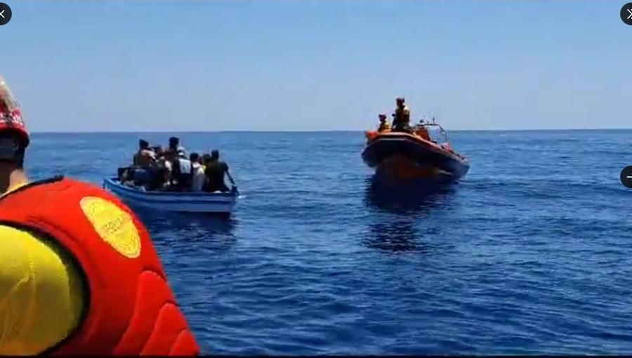 Migranti, la nave di Open Arms assegnata al porto di Livorno: a bordo 117 persone  – Video