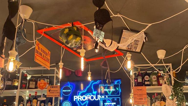 Modena. Via Canalino, il locale con i reggiseni appesi: «Siamo con le donne»<br type="_moz" />