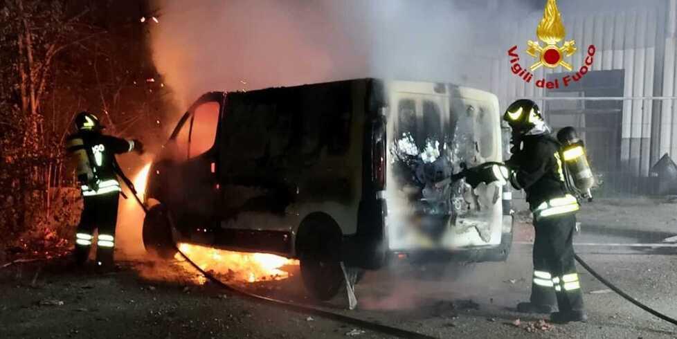 Furgone in fiamme a Gualtieri,  si ipotizza il rogo doloso