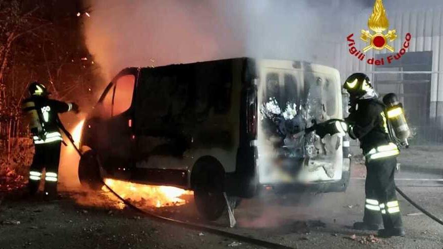 Furgone in fiamme a Gualtieri, si ipotizza il rogo doloso