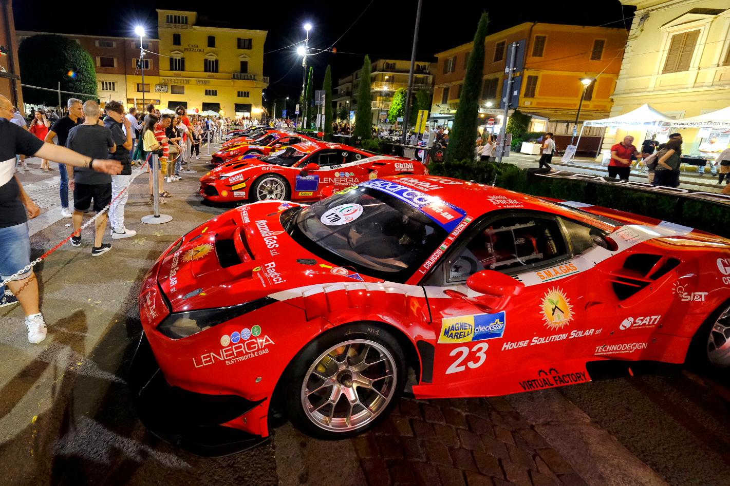 Batte il cuore di Maranello: in migliaia per la Notte Rossa
