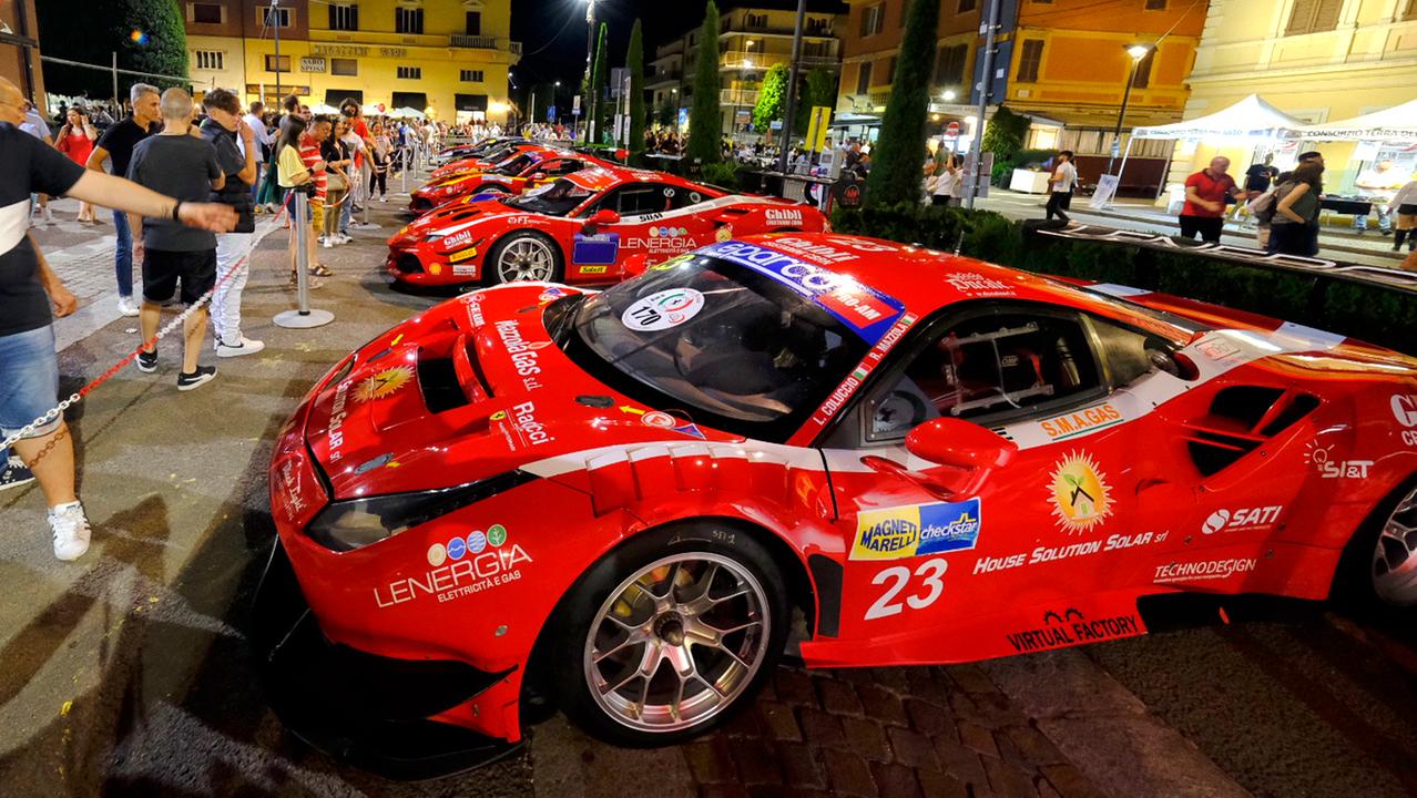 Batte il cuore di Maranello: in migliaia per la Notte Rossa