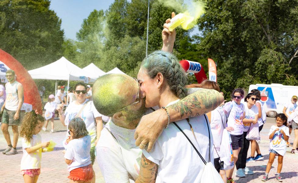 Sudati, felici e colorati Color Run: un successo tra le vie di Castelvetro