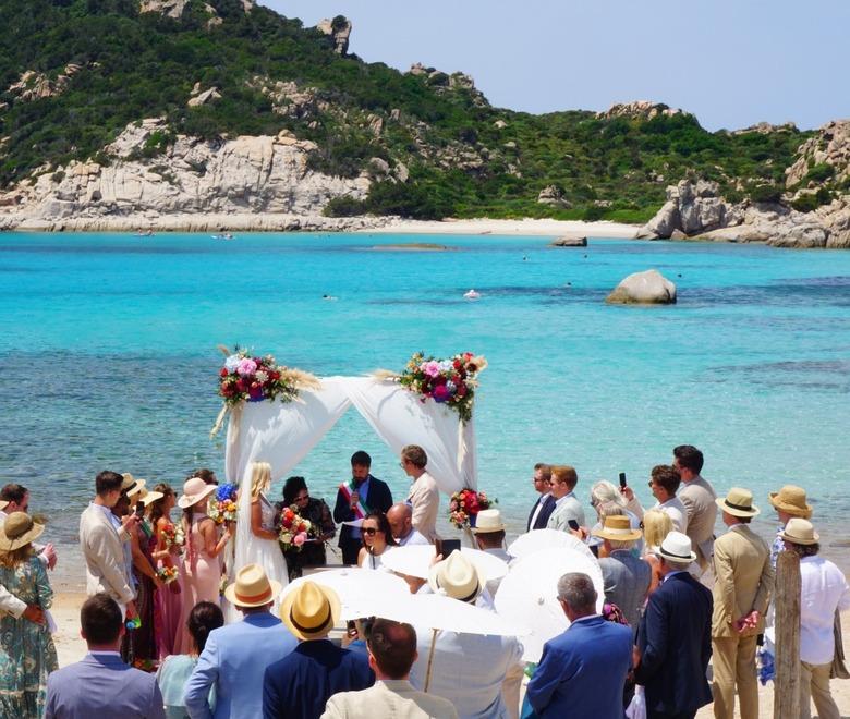 La Maddalena, coppia di tedeschi si sposa a Spargi: primo matrimonio in riva al mare 