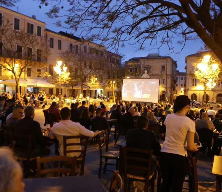 Sassari, piazza Tola pedonale per l’estate. Gli operatori: «Si può osare di più»