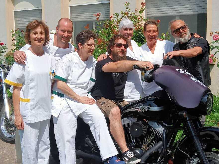 Volterra, arriva in Harley e suona il rock al compleanno dell’Auxilium Vitae: i motivi di un gesto speciale