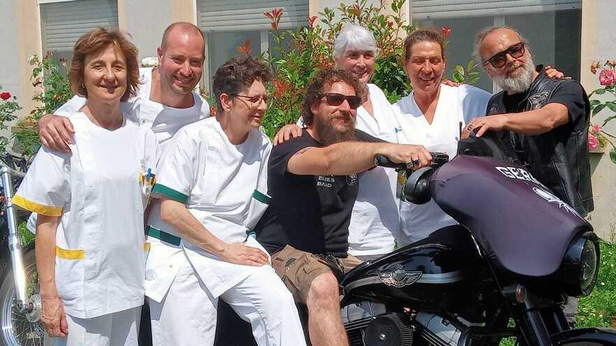 Volterra, arriva in Harley e suona il rock al compleanno dell’Auxilium Vitae: i motivi di un gesto speciale