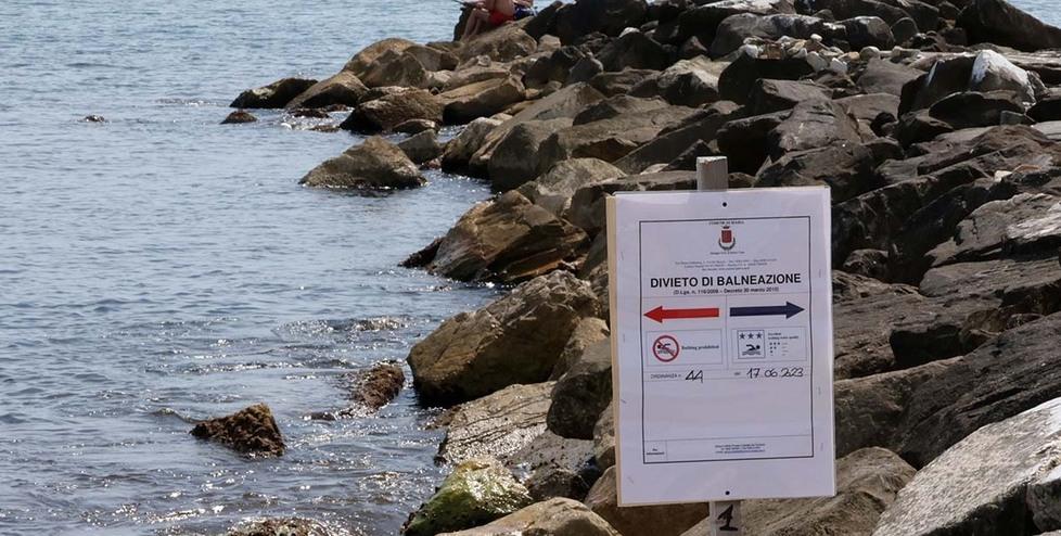 Ronchi, domenica senza tuffi. I balneari: «È assurdo». Il caso-Cinquale