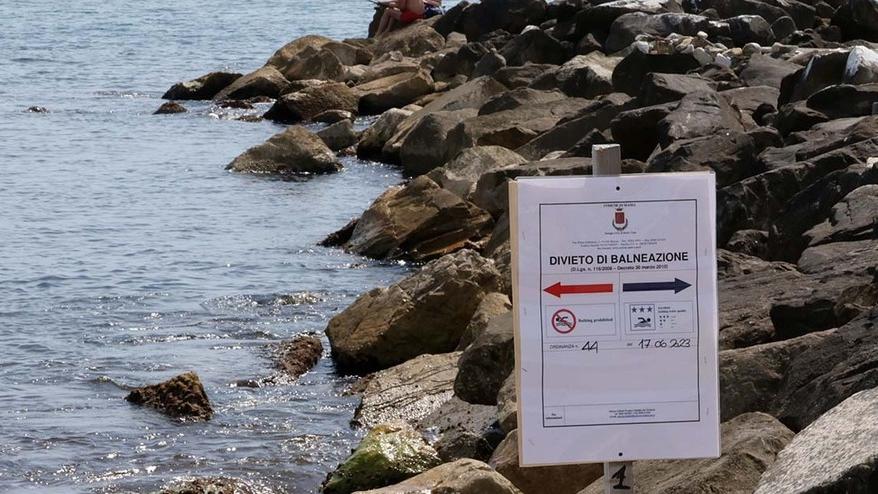 Ronchi, domenica senza tuffi. I balneari: «È assurdo». Il caso-Cinquale