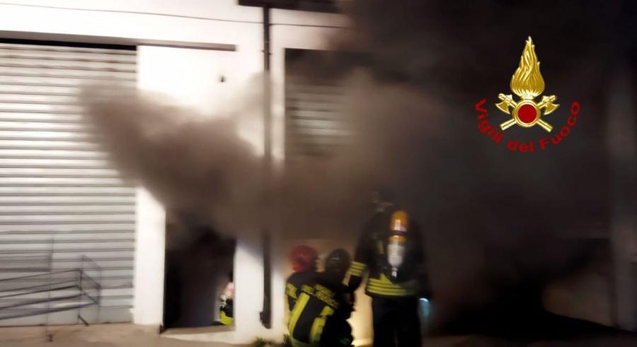 Lanusei, imprenditore nel mirino: incendio doloso distrugge un deposito di macchinari e attrezzi