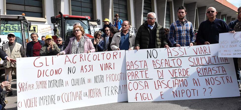 I comitati affilano le armi: ricorsi e una manifestazione
