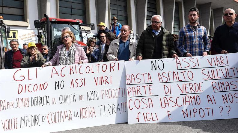 I comitati affilano le armi: ricorsi e una manifestazione