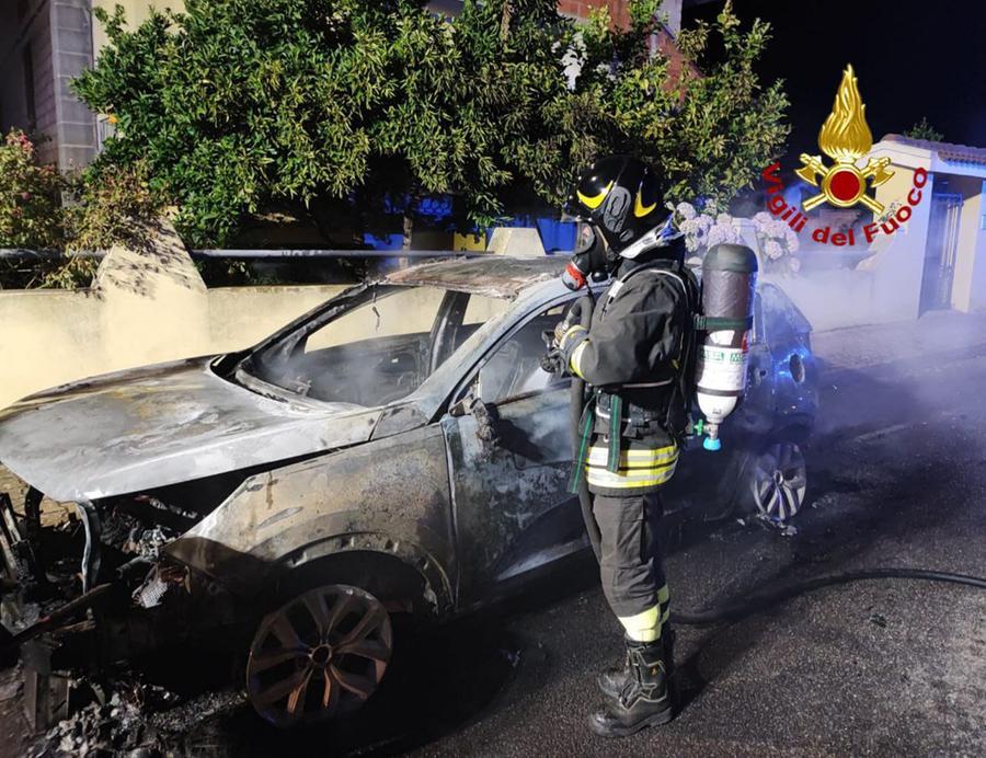 Brucia l’auto di un avvocato a Suni, l’incendio è doloso