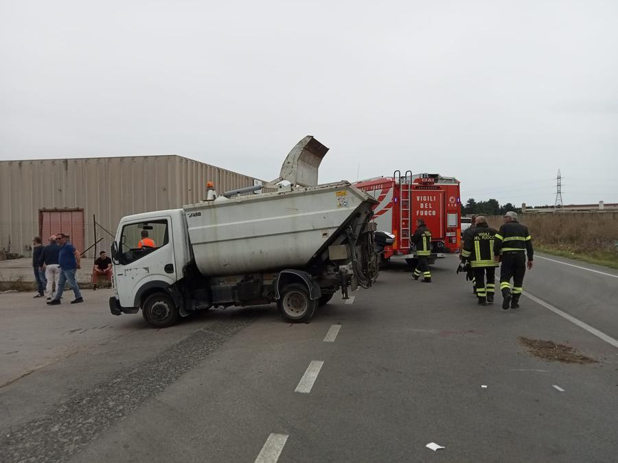 Porto Torres, sbatte con la moto contro un autocarro della nettezza urbana: centauro in ospedale