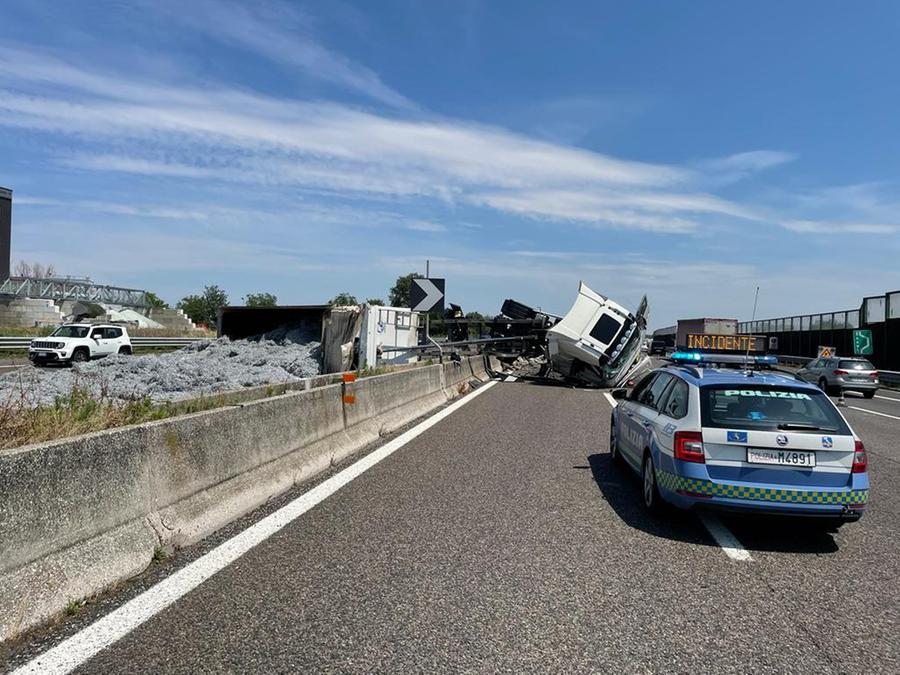 Camion si ribalta in A1, la viabilità torna normale