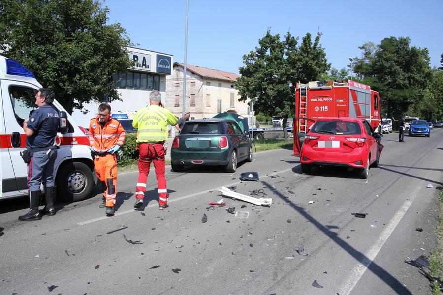 Scontro Frontale Su Via Brolo Sopra Due Feriti A Chiozza Gazzetta Di Reggio