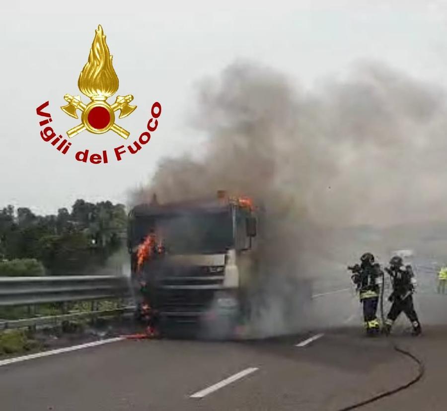 Sassari, prende fuoco una betoniera sulla 131