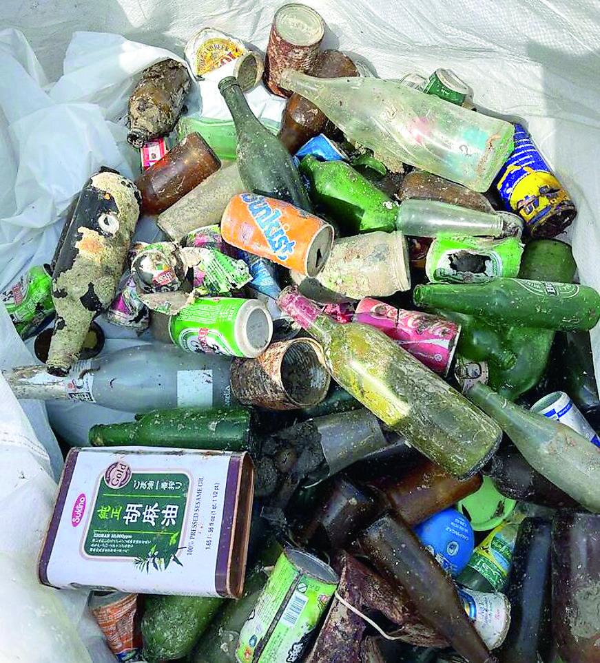 Rifiuti sott’acqua da 40 anni: i pescatori li riportano a galla