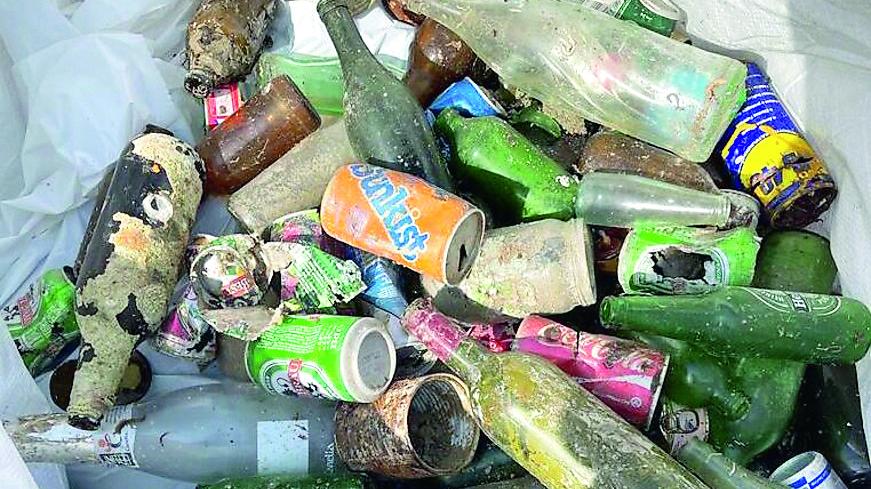 Rifiuti sott’acqua da 40 anni: i pescatori li riportano a galla