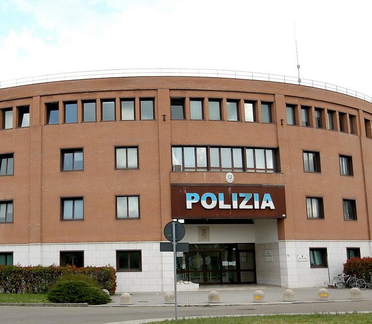 Modena, prenoti oggi, li ottieni a dicembre: «Per i passaporti un’attesa infinita» 
