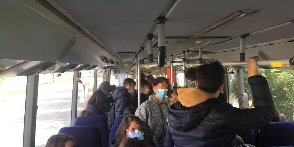 Prignano. Palpeggiò gli studenti delle medie: autista di bus condannato a 26 mesi 